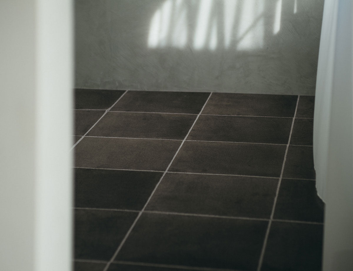 グレー（ライン：ベージュ）／フレーム