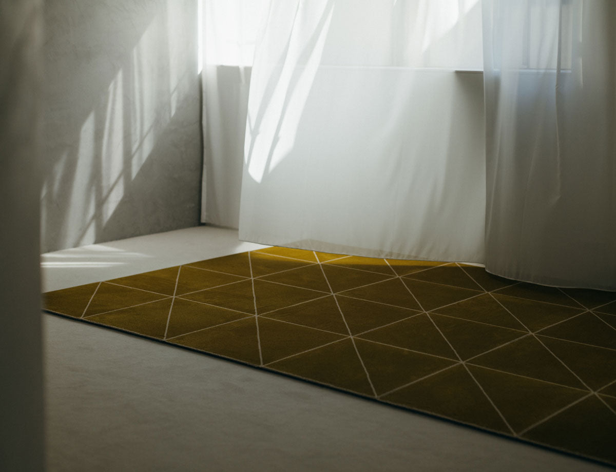 マスタード（ライン：ベージュ）／スラッシュ